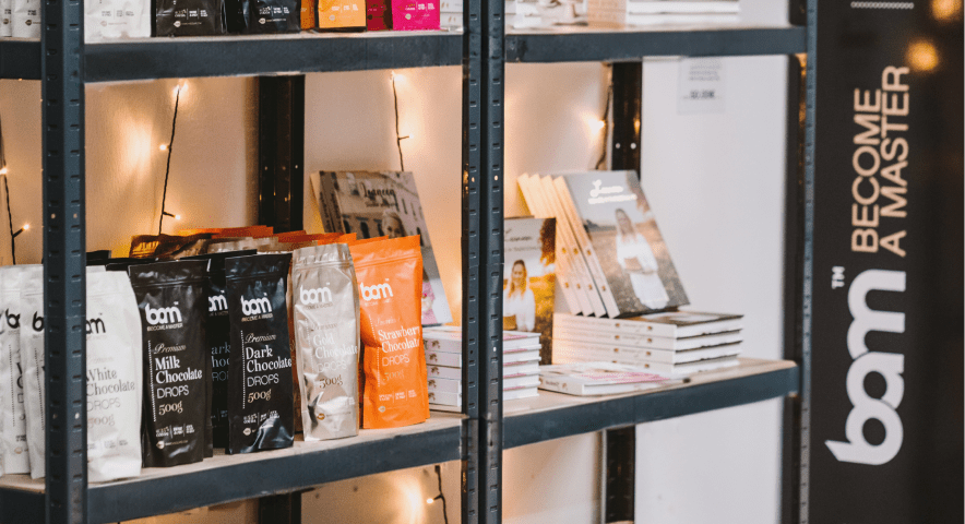 Zadovoljstvo naših strank je naša najvišja vrednota. Želimo, da so naši izdelki zares okusni, uporabni in nesporno najboljše kvalitete. Poslušamo tvoje želje in se vsak dan znova trudimo za razvoj novih izdelkov, nova sodelovanja, širjenje v fizične trgovine in ekspresno dostavo v tvojo domačo kuhinjo. Kakšen pa bi bil svet brez čokolade, tort in drugih sladic? Te zanima kdo smo?&nbsp;Klikni tukaj in spoznaj čokoladno ekipo. 