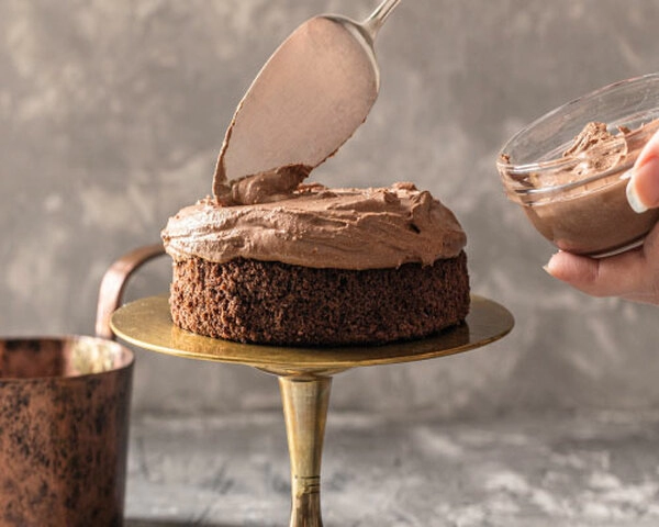 je kdo rekel cokoladna torta z rdecim cokoladnim vinom ja mi smo recept za tole cokoladno torto z rdecim vinom postreze z bogato cokoladno masleno kremo