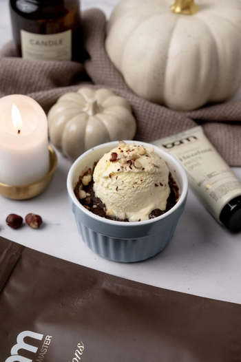 Mug cake z lešnikovo pasto